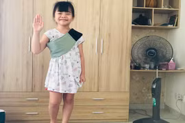 Ba đi chống dịch, mẹ làm việc online, bé 5 tuổi xoay xở để “chống chán“