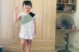 Ba đi chống dịch, mẹ làm việc online, bé 5 tuổi xoay xở để “chống chán“