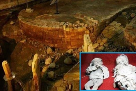 Công nhân vô tình làm rơi mũi khoan thép, phá được ngôi mộ cổ 