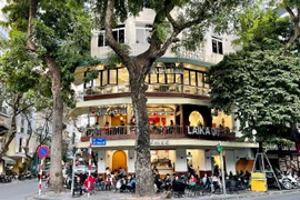 Nhà hàng đỏ mắt tìm nhân viên làm Tết