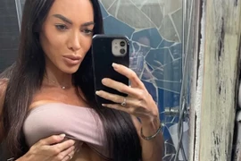 Bất ngờ với bụng bầu "siêu nhỏ" của nữ vận động viên thể hình