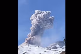Video: Núi lửa ở Chile phun ra tro trắng