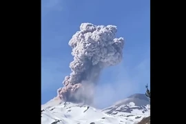 Video: Núi lửa ở Chile phun ra tro trắng