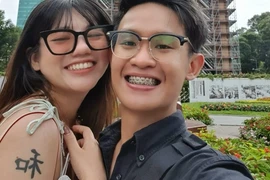 Chuyện tình xuyên biên giới của mẹ hai con và chàng trai Singapore