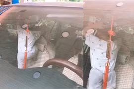 Giải cứu bé trai bị bỏ quên trong ô tô 