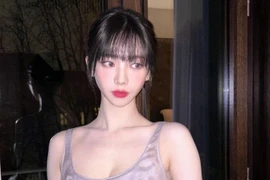 Nữ thần tượng eo bé tí, phải dùng kim gài mới giữ được quần