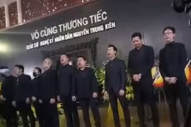 Xúc động NSND Quang Thọ, Đăng Dương hát "Tình ca" tiễn NSND Trung Kiên