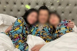 Anh chàng ôm 2 cô gái, mối quan hệ khiến dân mạng sốc 