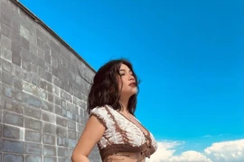 Sĩ Thanh 'đốt' mắt fan bằng thả dáng bên bikini