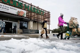 Ảnh hưởng bão tuyết, dân Texas đổ xô đi mua đồ tích trữ