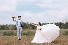 Lê Dương Bảo Lâm khoe album cưới cũ ở ruộng 