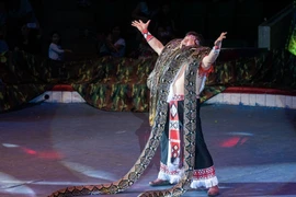 "Ông vua xiếc Việt" kể chuyện ăn ngủ cùng trăn khổng lồ