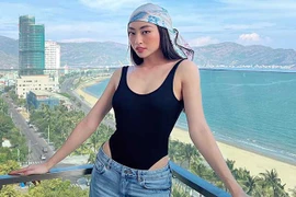 Hoa hậu đẹp nhất Cao Bằng diện mốt quần trễ gây xôn xao