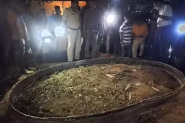 Bầu trời rực sáng, vòng kim loại từ vũ trụ rơi xuống Ấn Độ