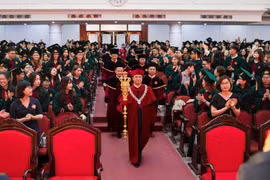 Yêu cầu báo cáo việc hiệu trưởng cầm quyền trượng ở lễ trao bằng