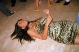 Té ngửa vì sự thật cảnh say mèm trong phim của người đẹp Việt