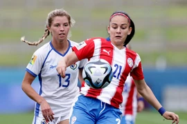 Cầu thủ nữ cởi áo ăn mừng khi đội nhà dự World Cup