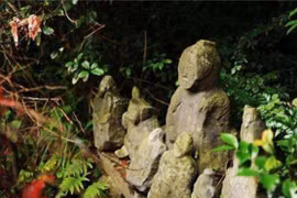 Hàng ngàn bức tượng xuất hiện trên núi, được xem là “người lính cõi âm” 