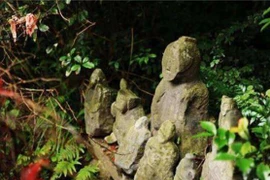 Hàng ngàn bức tượng xuất hiện trên núi, được xem là “người lính cõi âm” 