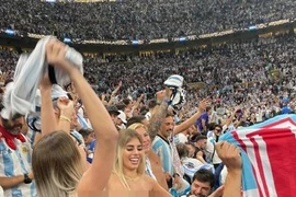 Nữ CĐV Argentina cởi áo ăn mừng trên khán đài