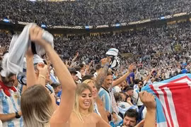 Nữ CĐV Argentina cởi áo ăn mừng trên khán đài