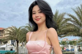 Hot girl tạp hoá mặc váy lụa dính người, nuột nà phát mê