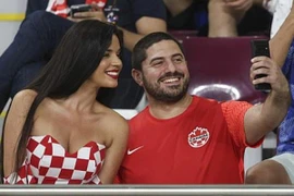 Cổ động viên Croatia, Brazil tranh ngôi phong cách bốc lửa 