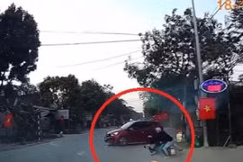 Nữ tài xế bẻ lái, vẫn bị xe sang Mercedes tông văng