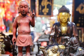 Phiên chợ đồ cổ và giả cổ giữa lòng phố cổ Hà Nội