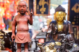 Phiên chợ đồ cổ và giả cổ giữa lòng phố cổ Hà Nội