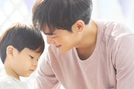 Ngỡ ngàng lý do chồng không đi họp lớp, ở nhà trông con