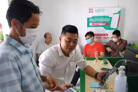 Người dân đổ xô dán thẻ thu phí không dừng