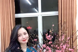 Nữ y tá mặc đồ bảo hộ, nhảy múa trong ca trực Tết