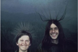 Du khách thích thú vì hiện tượng "tóc dựng đứng" khi đang ngắm biển