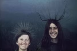 Du khách thích thú vì hiện tượng "tóc dựng đứng" khi đang ngắm biển