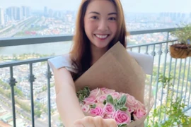 Á hậu Thúy Vân bất ngờ khoe nhẫn kim cương bạn trai cầu hôn đúng 8/3