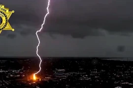 Video: Bắt trọn khoảnh khắc sét đánh gần một nhà thờ