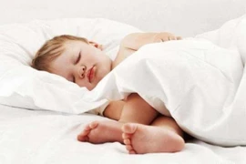 Trẻ con lúc nào cũng ló chân ra ngoài, đừng vội che chắn vì...