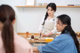 Đi ăn cưới, tôi ngỡ ngàng khi thấy chị dâu lấy thức ăn thừa