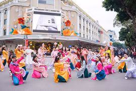 Nhóm bạn trẻ Hà thành nhảy trên phố đi bộ Hồ Gươm