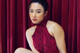 Angela Phương Trinh lộ bờ vai vạm vỡ, cơ bắp như lực sĩ