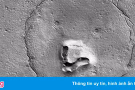 Tàu của NASA chụp được ‘mặt gấu’ trên Hỏa tinh