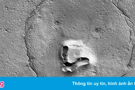 Tàu của NASA chụp được ‘mặt gấu’ trên Hỏa tinh