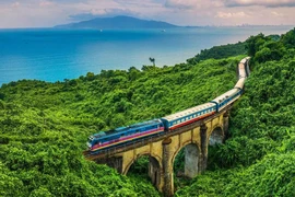 Việt Nam lọt top 9 hành trình du lịch bằng tàu ngoạn mục nhất 