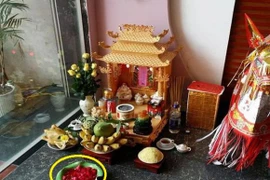 Bàn thờ Thần Tài có bát nước thả hoa, điều này mang ý nghĩa gì?