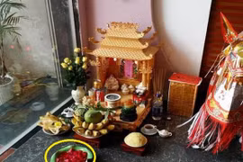 Bàn thờ Thần Tài có bát nước thả hoa, điều này mang ý nghĩa gì?