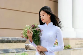 Tân Miss Grand Vietnam 2022 thời áo dài đến trường 