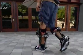 Video: Đi lại nhanh hơn và đỡ tốn sức nhờ giày robot