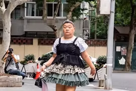 Người phụ nữ gây náo loạn cõi mạng với phong cách thời trang dị