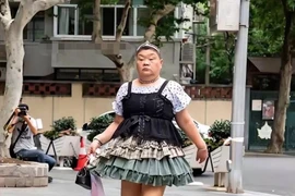 Người phụ nữ gây náo loạn cõi mạng với phong cách thời trang dị